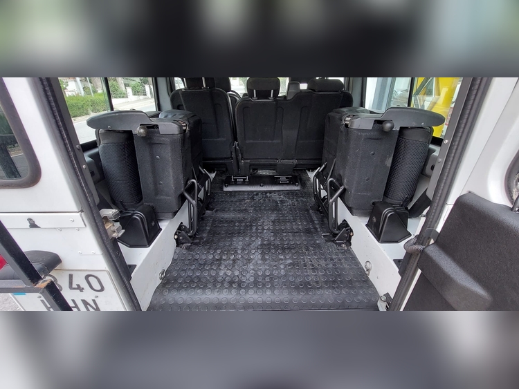 Land Rover Defender 2.2 122CV foto 4